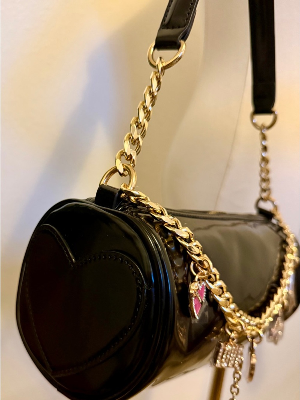 Juicy Couture - Black Patent Shoulder Bag with Gold Chain and Heart Charms - Picture 2 of 9